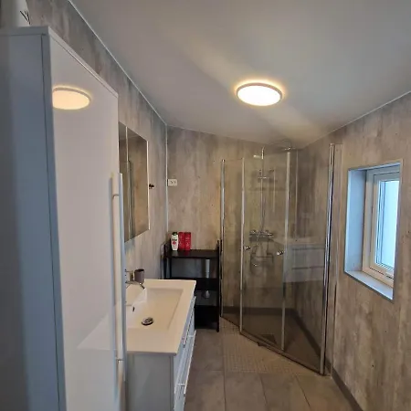 Northern Living 1 With Shared Bathroom 招待所